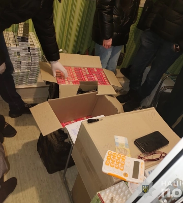 У Шостці поліцейські викрили підприємця, який реалізовував контрафактні цигарки
