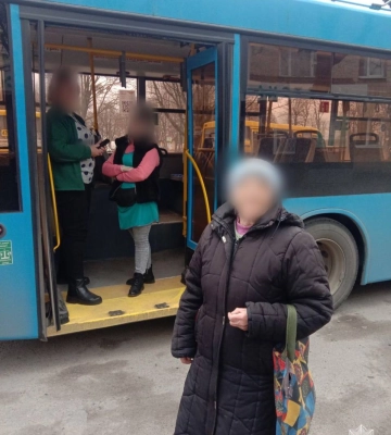 У Рівному на зупинці виявили дезорієнтовану жінку