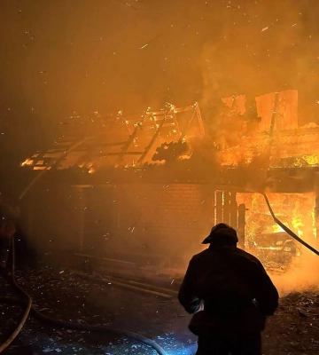 Вогонь вщент знищив дах: у селищі на Волині спалахнула будівля