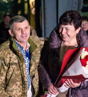 У Львові військовий освідчився коханій на вокзалі після повернення з фронту