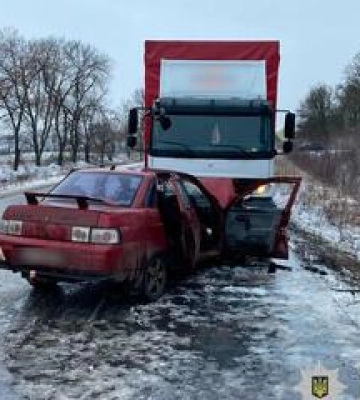 Удар вантажівки: під Полтавою у ДТП загинув водій та пасажир легковика