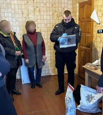 Поліцейські встановили осіб, які на Рівненщині пошкодили меморіальну дошку загиблим євреям