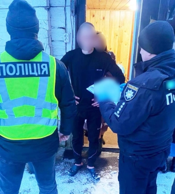 Поліцейські встановили осіб, які на Рівненщині пошкодили меморіальну дошку загиблим євреям