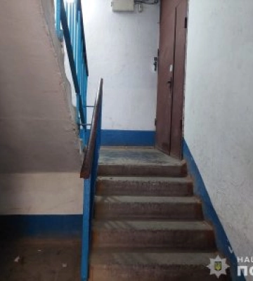Пограбував жінку у під’їзді будинку - у Миколаєві поліцейські повідомили про підозру зловмиснику