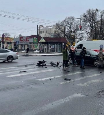 У Полтаві біля Конкорду «швидка» після зіткнення з автівкою перекинулася на бік: в неї врізалися ще дві машини