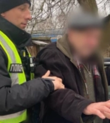 У Радивилові патрульні допомогли чоловіку, який через свій вік не міг добратися додому