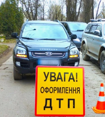 У Франківську жінка потрапила під колеса автомобіля, її забрали в лікарню (ФОТО)