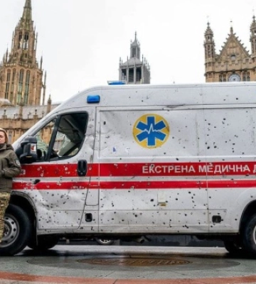 У центрі Лондона виставили розстріляну росіянами «швидку» з Харкова