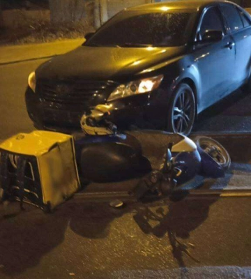 У Дніпрі курʼєр потрапив під колеса автомобіля: відео моменту