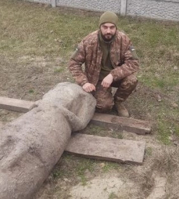До Дніпра евакуювали кам’яну бабу скіфських часів, яку знайшли на передовій