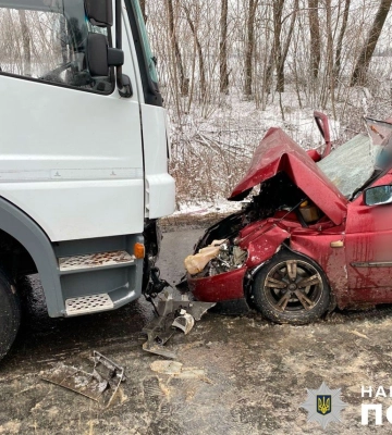 На Полтавщині вантажівка врізалась у легковик, через що загинули двоє людей