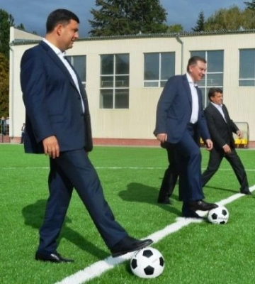 Стадіон, так стадіон: на що соратники Гройсмана віддали "своїй" громадській організації пів мільйона гривень з бюджету громади