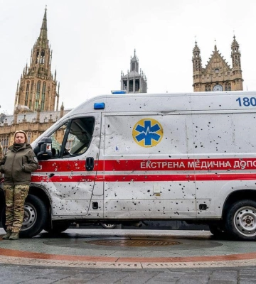 У центрі Лондона виставили розстріляну росіянами «швидку» з Харкова