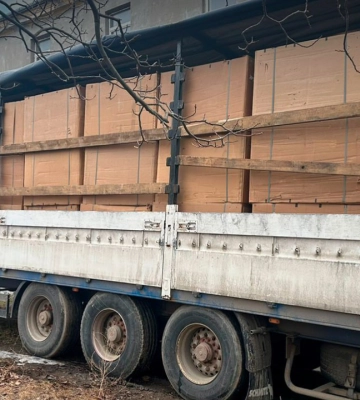 На території автобази у Чернівцях виявили причеп з 11 тоннами тютюну