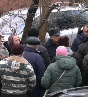 Хочуть не допустити демонтажу: мешканці багатоповерхівки у Рівному виступили проти знесення гаражів (ВІДЕО)