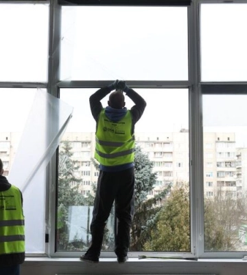 У Львові розпочали монтаж вікон у Школі вільних і небайдужих, які вибило ударною хвилею