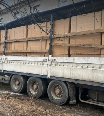 БЕБ знайшло у Чернівецькій області на території автобази причеп з тютюном