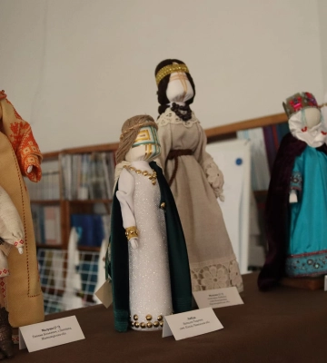 «Князівни та княгині»: у луцькій бібліотеці презентували виставку авторських ляльок