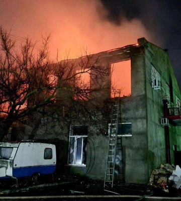 Наслідки ворожої атаки в Одесі: одна людина врятована та одна загинула