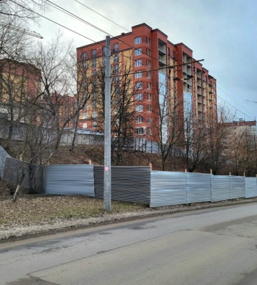 Будівельний паркан на тротуарі на вулиці Лучаковського у Тернополі встановили незаконно, – ТМР