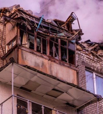 У Дніпрі шахед влучив у багатоповерхівку: під завалами люди, фото та відео
