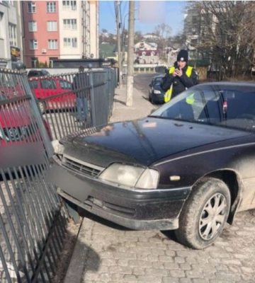 У Тернополі п'яний водій наїхав на металеву огорожу і втік з місця ДТП