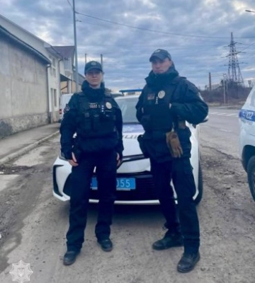На обʼїзній Мукачева, ТОРівці помітили жінку літнього віку, яка лежала у кювет