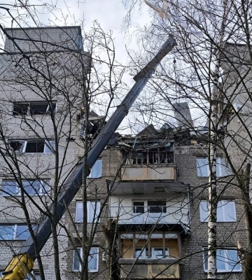 Російські терористи поцілили дроном по багатоповерхівці у Дніпрі: під завалами перебувають люди