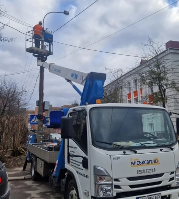Комунальники у Рівному монтували LED-ліхтарі та займалися світлофорами
