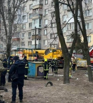 У Дніпрі більше 60 рятувальників розбирають завали багатоповерхівки після атаки російського дрону