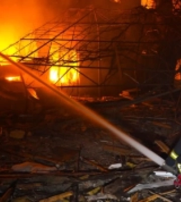 Підприємство зазнало значних руйнувань, спалахнула масштабна пожежа: рятувальники показали наслідки обстрілу Одеси