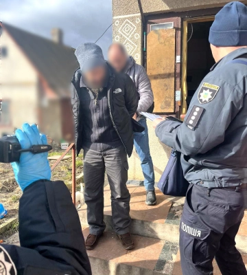 Спіймали на гарячому: поліцейські затримали дубенчанина під час збуту психотропів