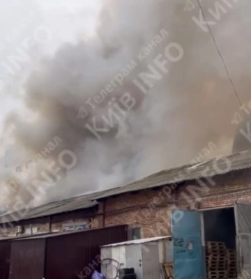У Києві загорілись склади на Подолі