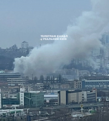 У Києві загорілись склади на Подолі