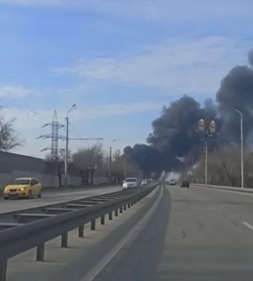 Внаслідок ворожої атаки у Дніпрі виникла пожежа на підприємстві