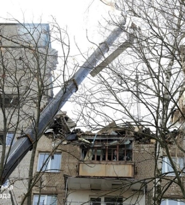 В доме в Днепре, куда ночью попали россияне, продолжается разбор завалов: часть жителей будут отселяться