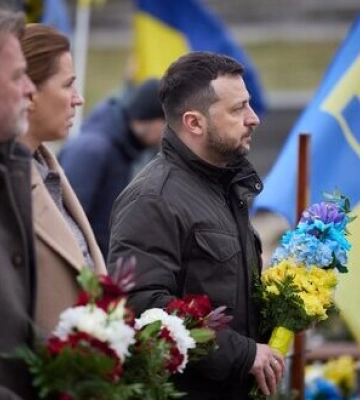 Зеленський та прем’єрка Данії Фредеріксен вшанували пам’ять загиблих захисників України на Личаківському кладовищі у Львові. ФОТОрепортаж