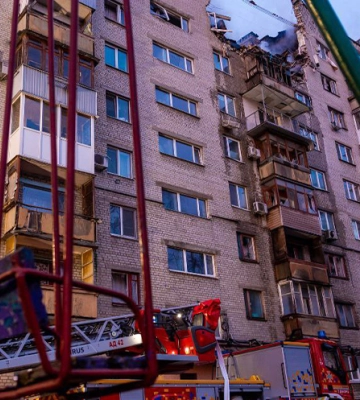 Вночі ворог поцілив по багатоповерхівці у Дніпрі