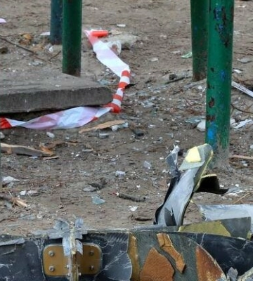 У Дніпрі після нічної атаки розбирають завали будинку і ще досі шукають людей