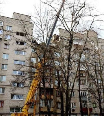 У будинку на лівому березі Дніпра, куди вночі влучили росіяни, триває розбір завалів. Через пошкодження частину мешканців відселятимуть