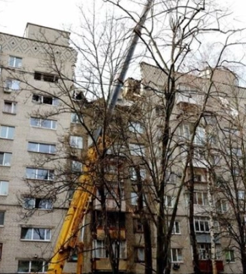 У будинку на лівому березі Дніпра, куди вночі влучили росіяни, триває розбір завалів. Через пошкодження частину мешканців відселятимуть