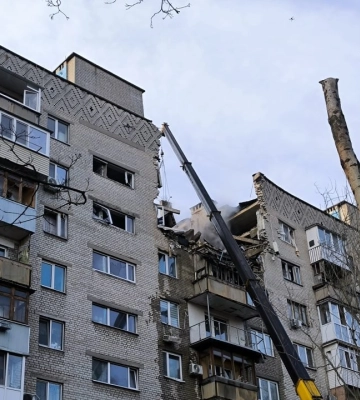 У Дніпрі частково повернули воду та опалення у зруйновану окупантами багатоповерхівку