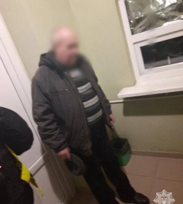 Рівненські патрульні допомогли чоловікові, якому стало зле за кермом