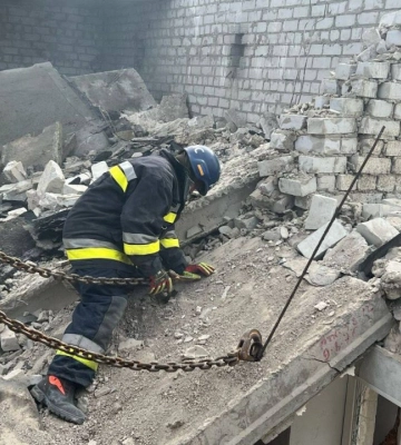 З-під завалів потрощеного дроном будинку у Дніпрі дістали тіло чоловіка