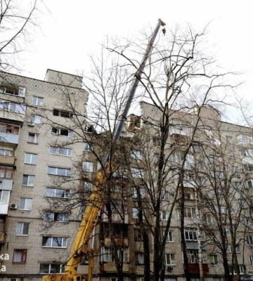 На місці російського удару по будинку у Дніпрі фахівці з’ясовують, чи потрібне відселення всіх мешканців