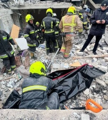 Удар &quot;Шахеда&quot; по багатоповерхівці в Дніпрі: з-під завалів дістали тіло загиблого. ФОТО