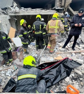 Удар по багатоповерхівці у Дніпрі: з-під завалів дістали тіло загиблого
