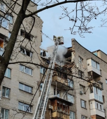 Влучання “шахеда” у багатоповерхівку Дніпра: з-під завалів дістали тіло загиблого