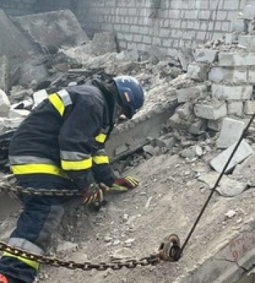 Россияне попали по дому в Днепре: тело мужчины нашли под завалами