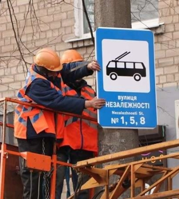У Дніпрі замінюють на зупинках таблички: для чого потрібно